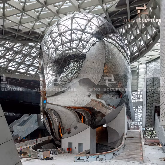 コープ・ヒンメルブラウがデザインした、磨かれたステンレス鋼で作られた雲の形の彫刻