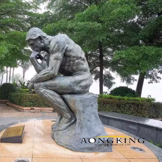 チュイルリー公園にあるオーギュスト・ロダンの「接吻」像