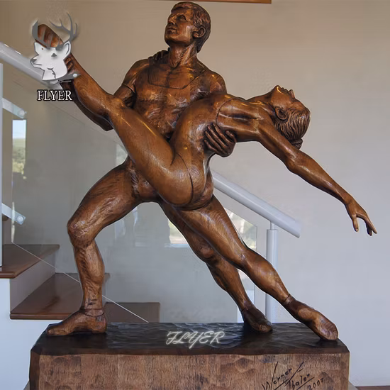 ランドマークとなるモダンな大型銅像