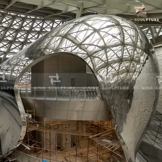 磨かれたステンレス鋼で作られた大きな雲の彫刻